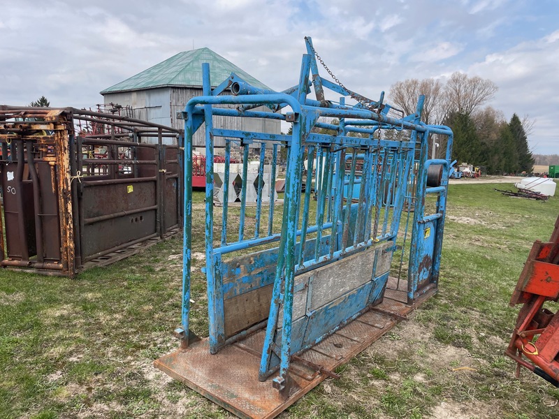 Hay/Forage/Livestock  Frey Cattle Squeeze Chute Photo